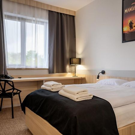 Hotel Dworski Galaktyczny Park Warzymice Экстерьер фото
