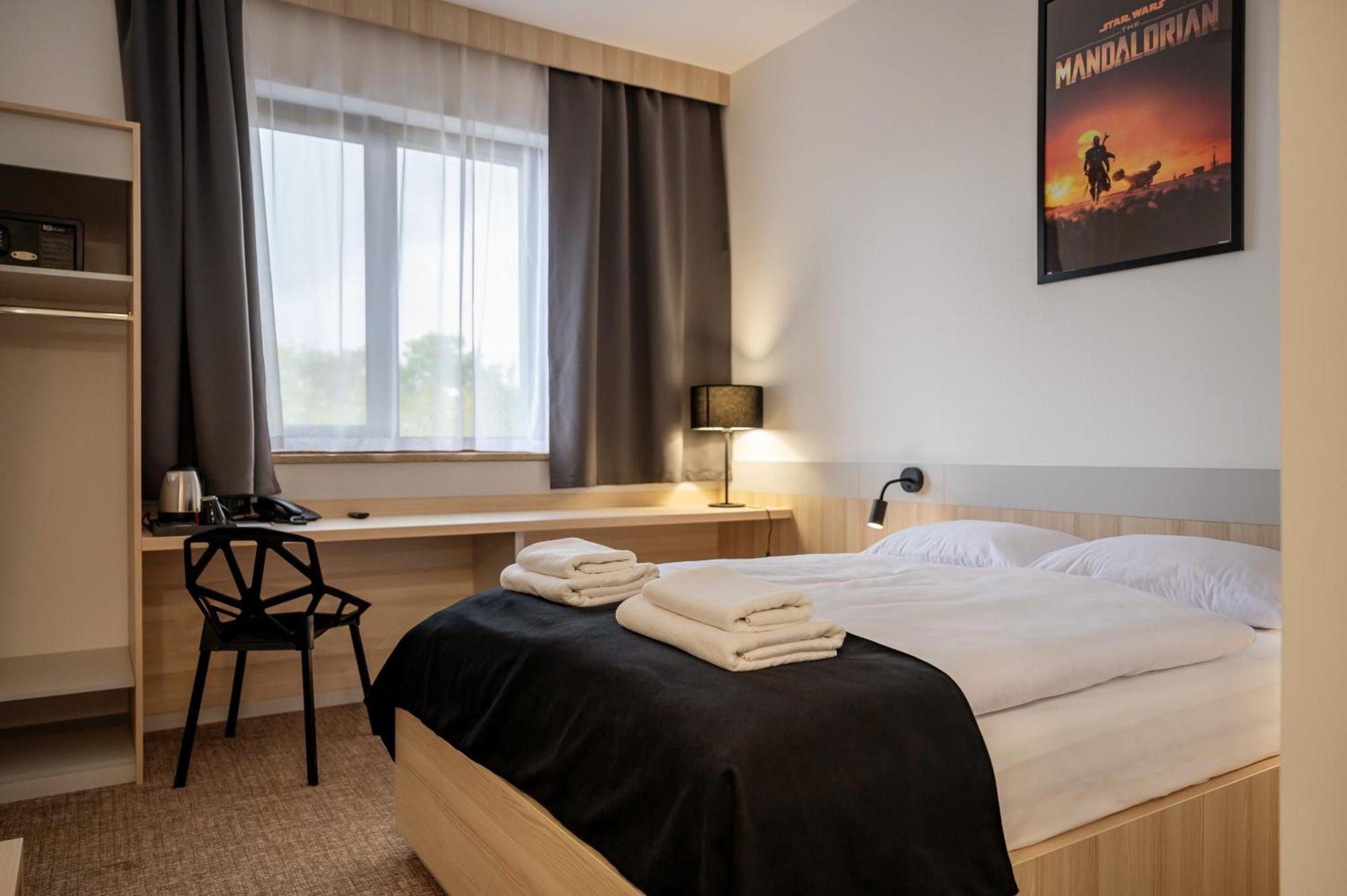 Hotel Dworski Galaktyczny Park Warzymice Экстерьер фото