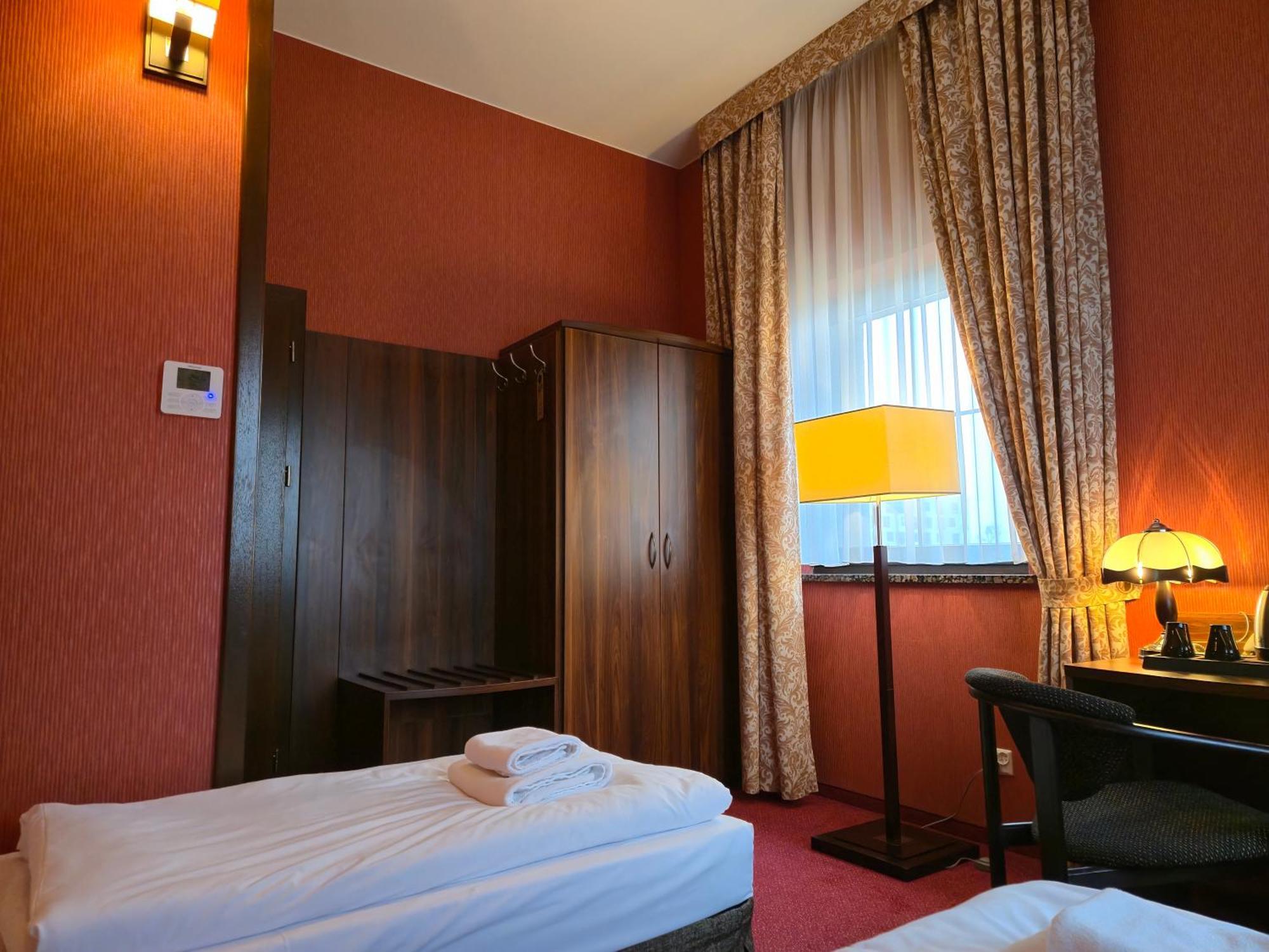 Hotel Dworski Galaktyczny Park Warzymice Экстерьер фото
