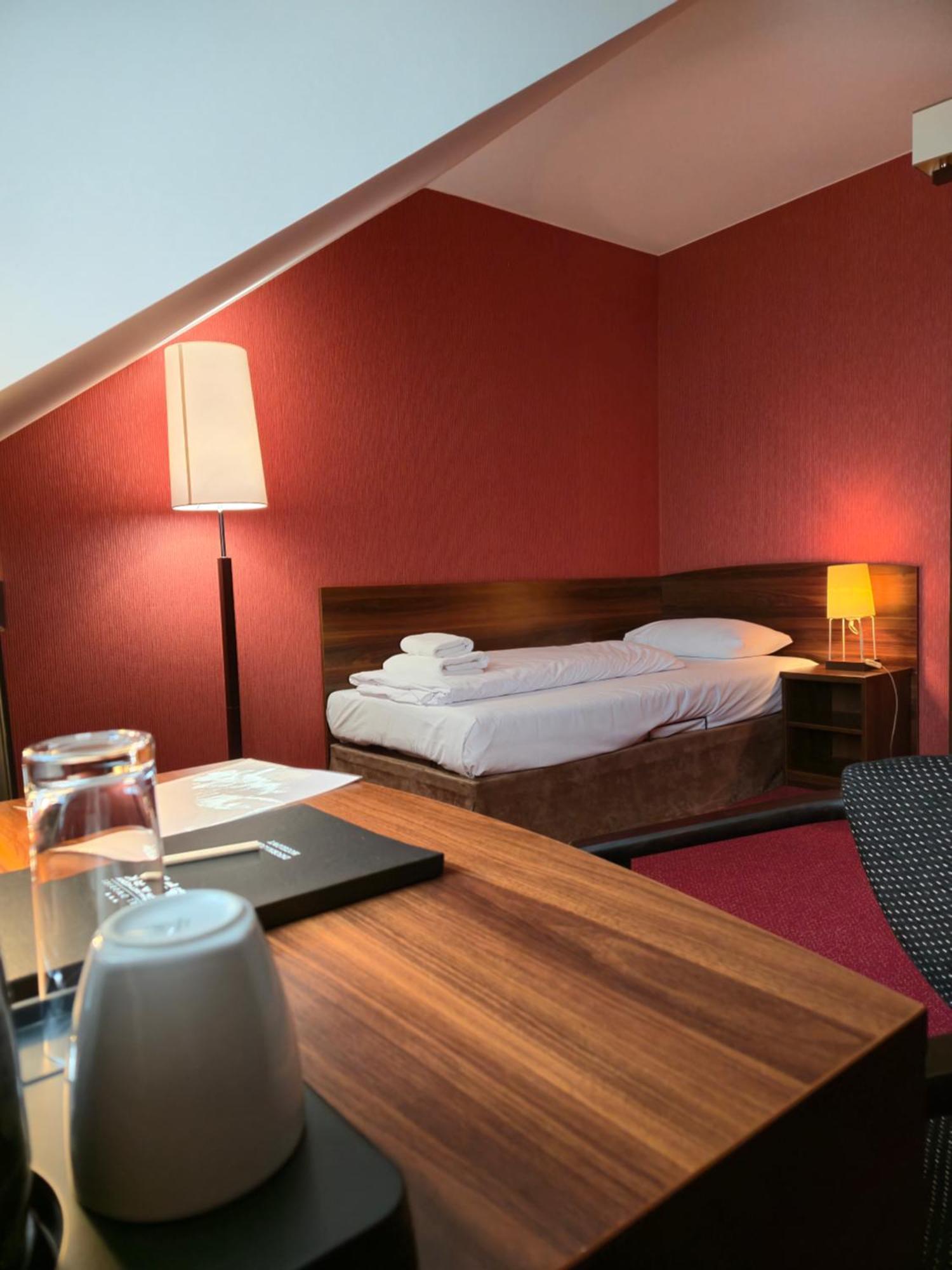 Hotel Dworski Galaktyczny Park Warzymice Экстерьер фото