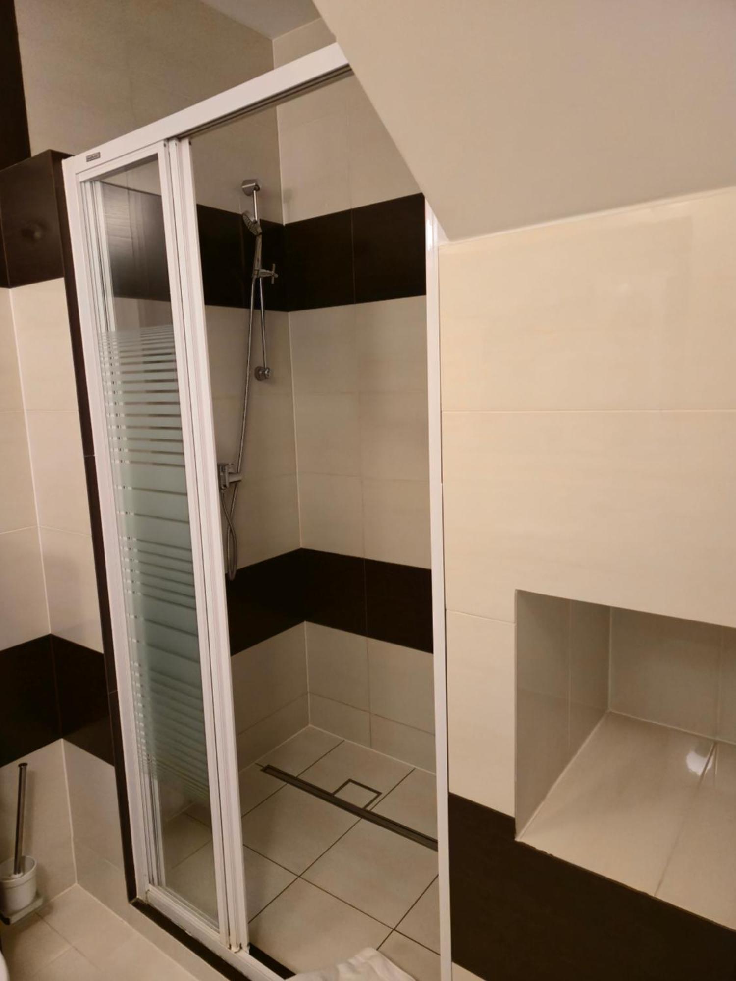 Hotel Dworski Galaktyczny Park Warzymice Экстерьер фото