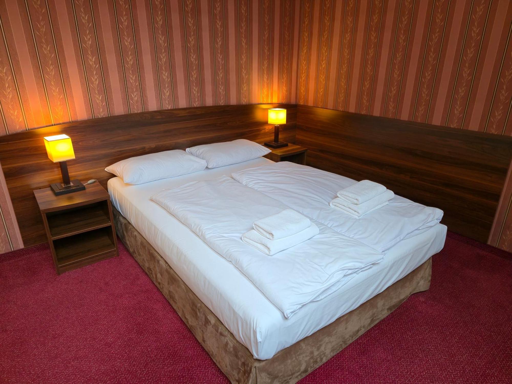Hotel Dworski Galaktyczny Park Warzymice Экстерьер фото